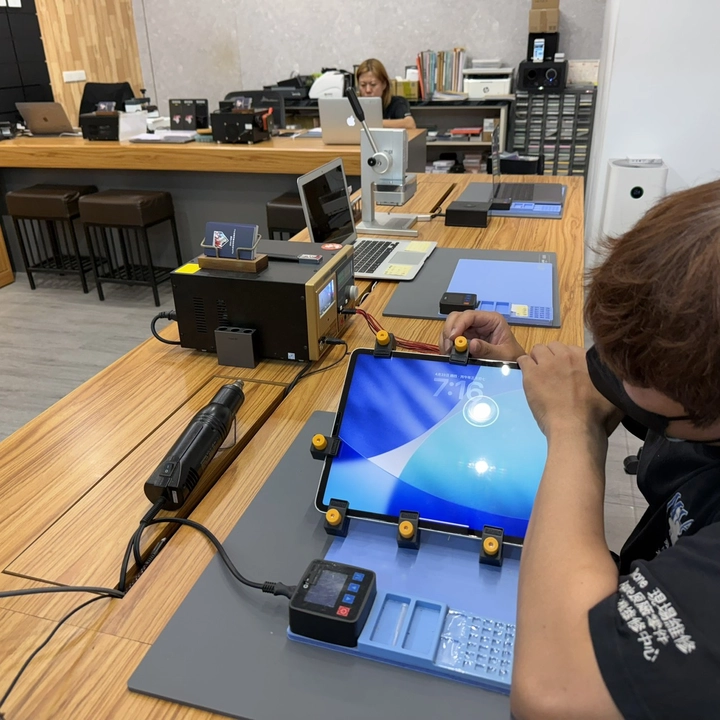屏東大聯盟技師進行 iPad 現場維修與檢測